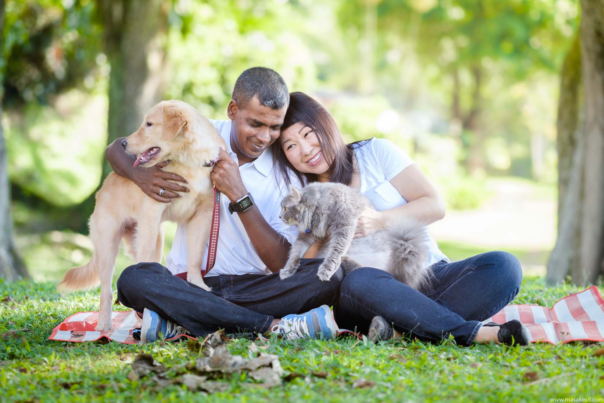 A family with a cat and a dog. Photography by Masakecil.