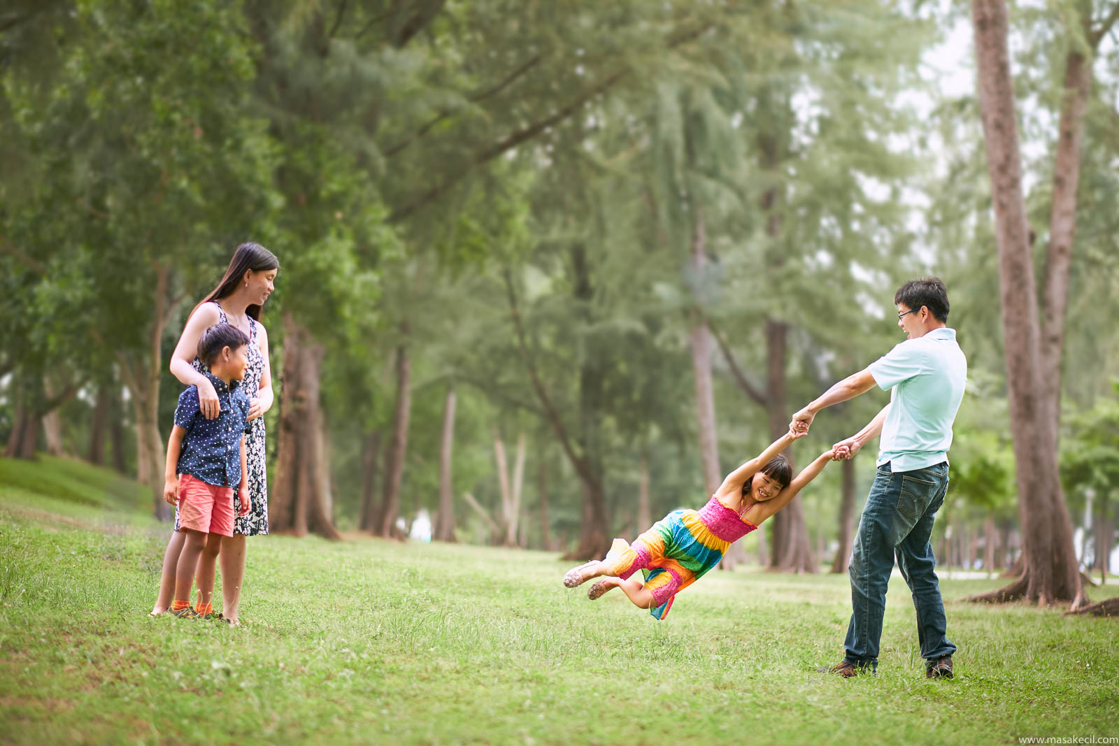 A family having fun at the Singapore's park. Photography by Hendra Lauw.