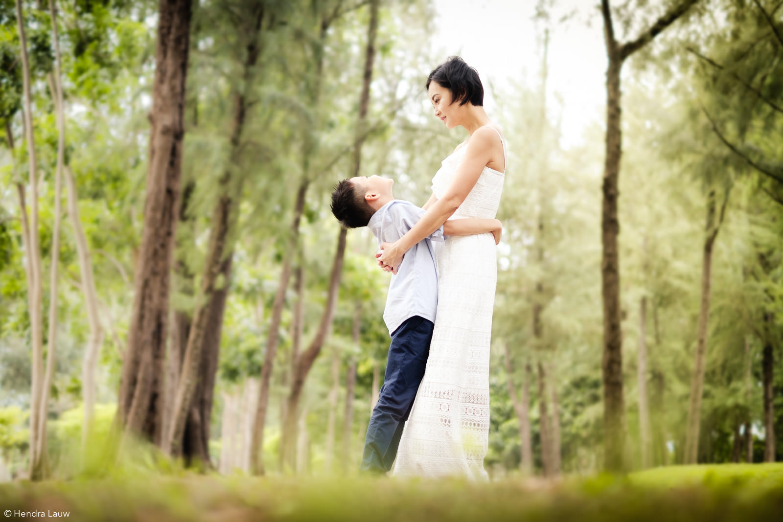 Outdoor family photoshoot in Singapore park