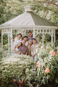 Hort Park outdoor family photoshoot for extended family