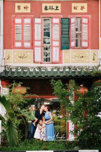 Outdoor family photoshoot in Singapore Chinatown