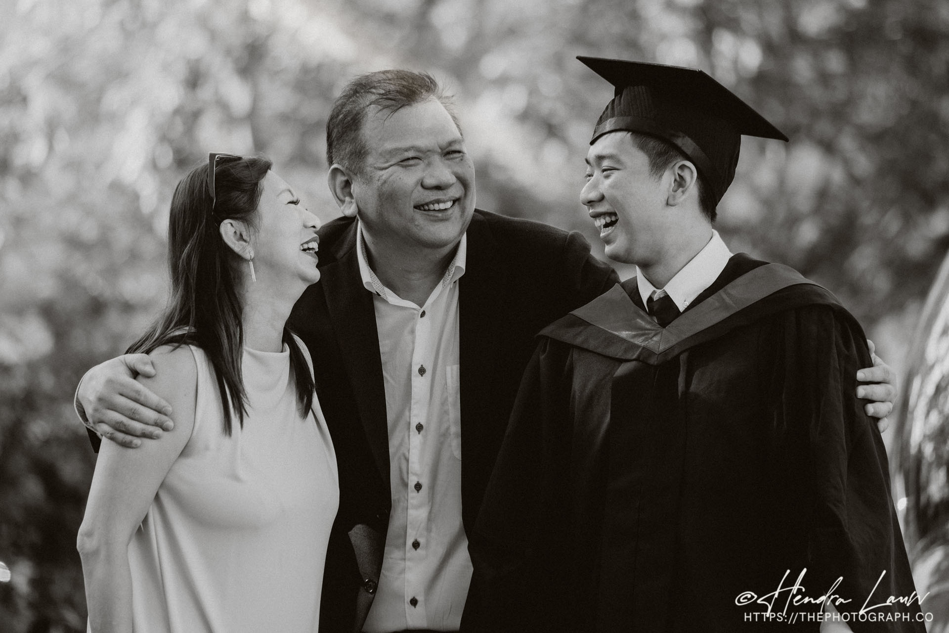 Outdoor graduation photoshoot with family