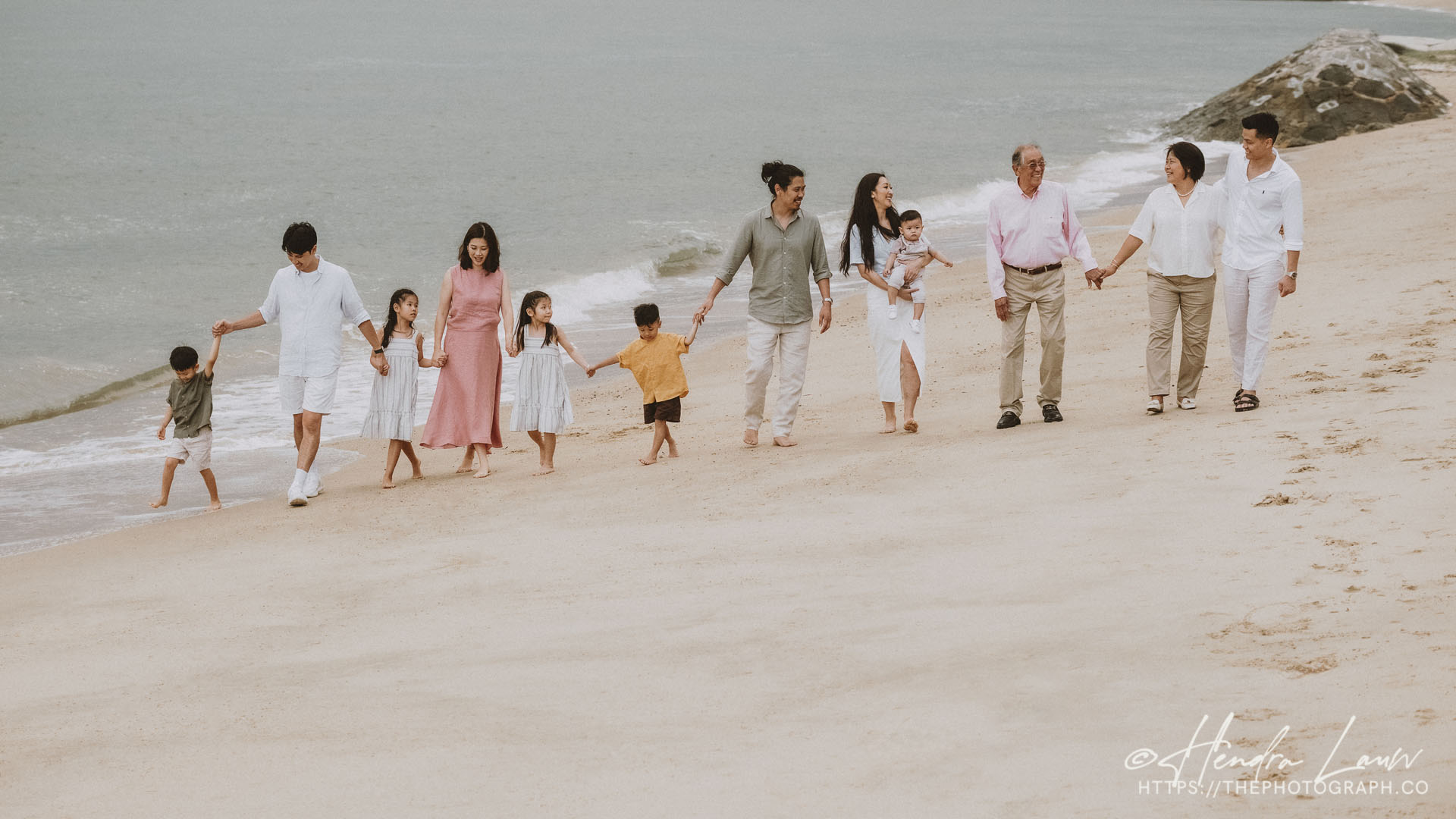 Extended family photoshoot at East Coast Park Beach