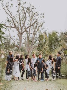 Extended outdoor family photoshoot at Pasir Ris Park