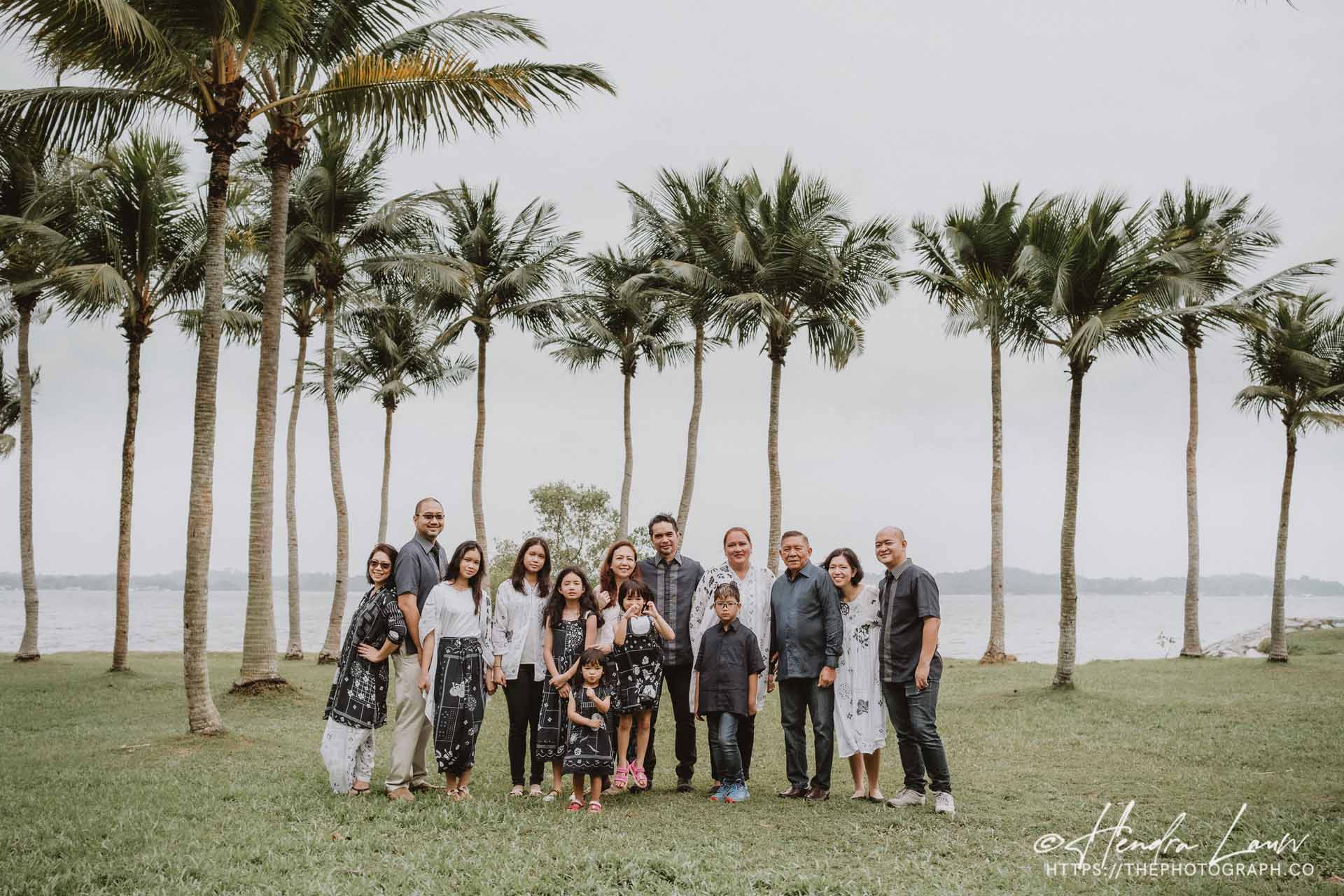 Extended outdoor family photoshoot at Pasir Ris Park