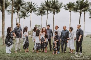 Multi generation extended outdoor family photoshoot at Pasir Ris Park
